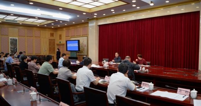 区政府常务会议邀请公众代表列席 共议“环保管家”服务，推进生态文明建设